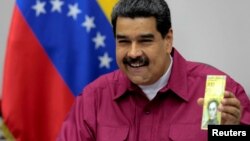 El presidente Maduro muestra el nuevo billete de 100 mil Bolívares, el de máxima denominación, que equivale a unos $2 dólares.