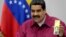 El presidente Maduro muestra el nuevo billete de 100 mil Bolívares, el de máxima denominación, que equivale a unos $2 dólares.