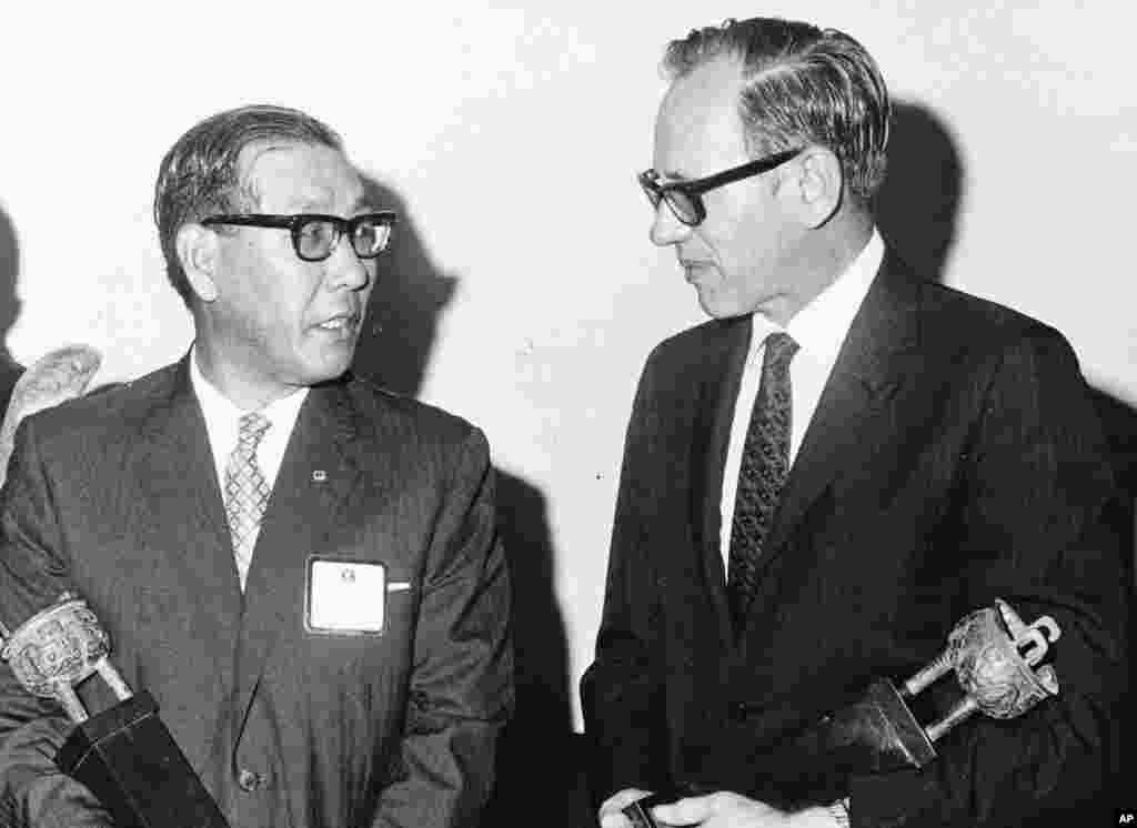 老照片回顾：美国之音中文广播70年