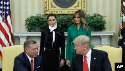 Prezidan Ameriken an, Donald Trump (adwat) akonpaye ak Premye Dam Melania Trump pandan rankont li ak Wa Jòdani a Abdullah ak Rèn Rania nan Lamezon Blanch. Mèkredi 5 avril 2017. (Foto: AP/Evan Vucci)