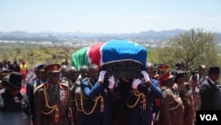 Pallbearers carry the remains of Founding President Sam Nujoma in Windhoek, March 1, 2025. (Vitalio Angula/VOA)