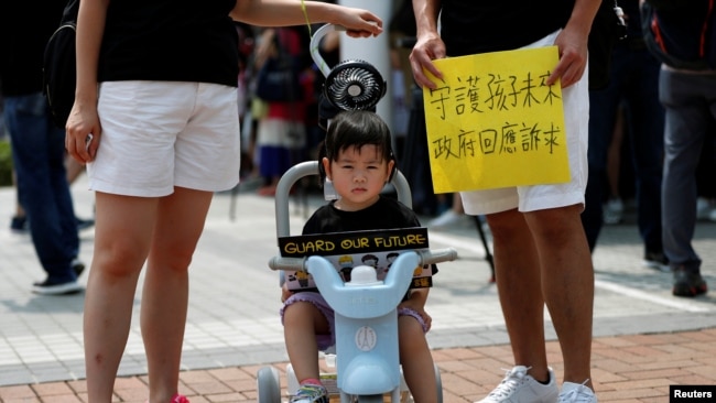 香港家庭参加“保卫儿童”抗议活动 （2019年8月10号拍摄）