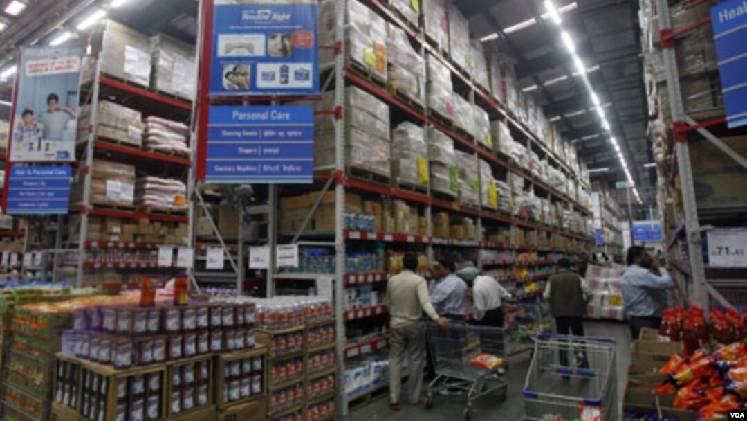 Konsumen India berbelanja di sebuah toserba yang merupakan patungan antara raksasa retailer AS Wal-Mart and retailer India, Bharti.