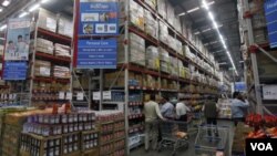 Konsumen India berbelanja di sebuah toserba yang merupakan patungan antara raksasa retailer AS Wal-Mart and retailer India, Bharti.