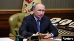 ARCHIVO: El presidente ruso, Vladimir Putin, preside una reunión con miembros del Consejo de Seguridad a través de un enlace de video en el Palacio Constantino en Strelna, en las afueras de San Petersburgo, Rusia, el 20 de septiembre de 2024. 