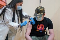 지난 19일 뉴저지주 웨스트뉴욕에서 화이자의 신종 코로나바이러스 백신 접종이 진행되고 있다.