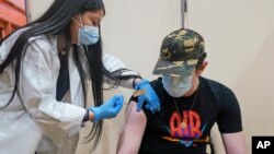 미국 뉴저지주 웨스트뉴욕에서 '화이자(Pfizer)' 신종 코로나바이러스 백신을 접종하고 있다. (자료사진)