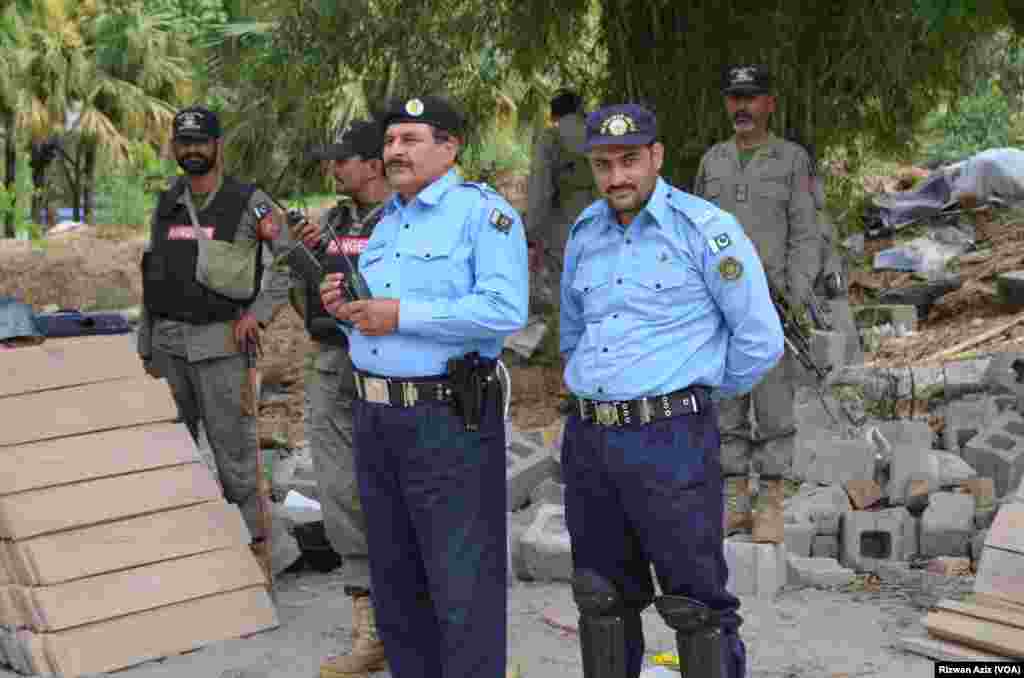 پولیس کی بھاری نفری اور فوجی اہلکار ریڈ زون میں واقع سرکاری عمارتوں کی حفاظت کے لیے موجود ہیں۔