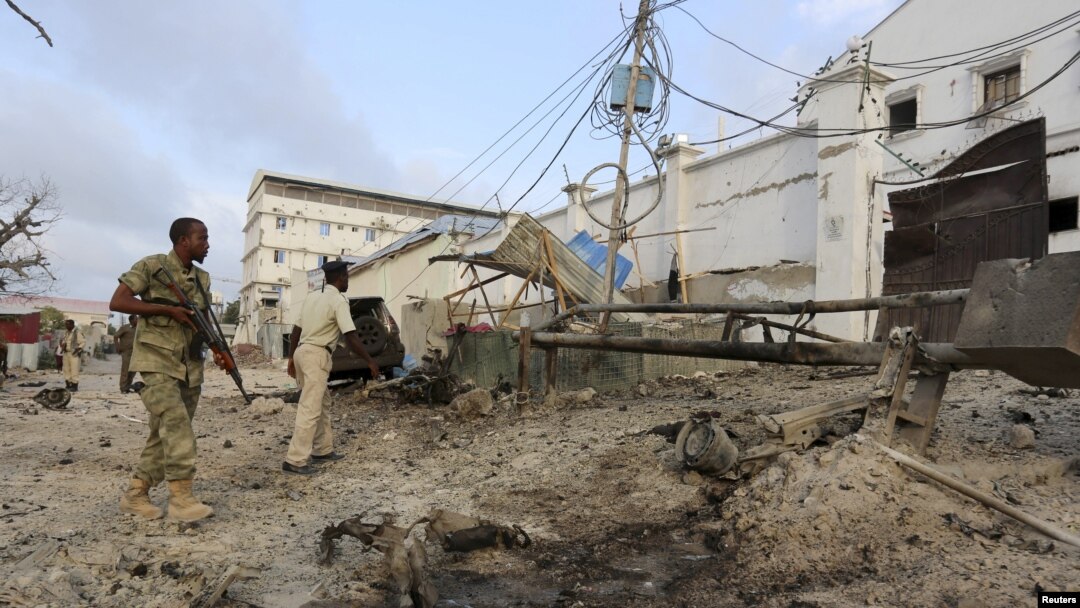 Cảnh sát Somalia đứng trước khách sạn Maka Al-Mukarama trong 1 cuộc tấn công của nhóm Hồi giáo al-Shabab ở Mogadishu, 27/3/2015.