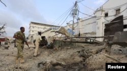 Photo d’archives : La police somalienne sécurise l’hôtel Maka Al-Mukarama au cours d’une attaque perpétrée par le groupe islamiste Al Shabab à Mogadiscio, le 27 mars 2015.