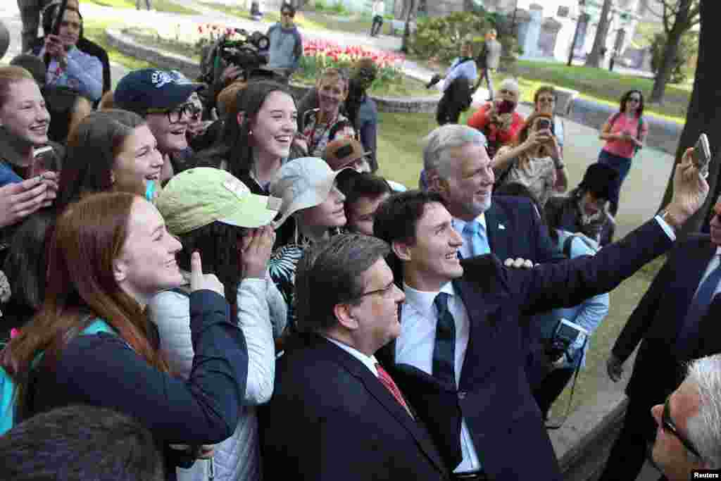 سلفی جاستین ترودو نخست وزیر کانادا همراه شهردار مونترال با یک گروه توریست&zwnj;های جوان در جشن ۳۷۵ سالگی شهر مونترال. &nbsp; 