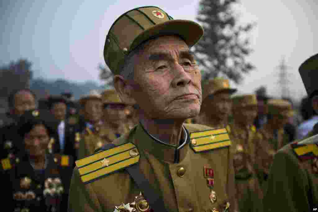 North Korean veterans enter a cemetery for Korean War veterans as celebrations begin to mark the 60th anniversary of the end of the Korean War, Pyongyang, July 25, 2013.