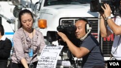 Medios de comunicación de todas partes del mundo transmiten los detalles del evento desde las afueras del edificio de la ONU.