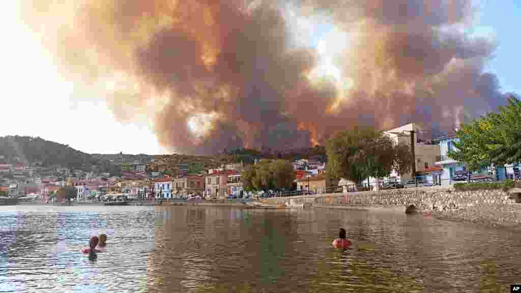 그리스 아테네 북부 에비아 섬에서 산불로 검은 연기가 피어오르고 있다. 