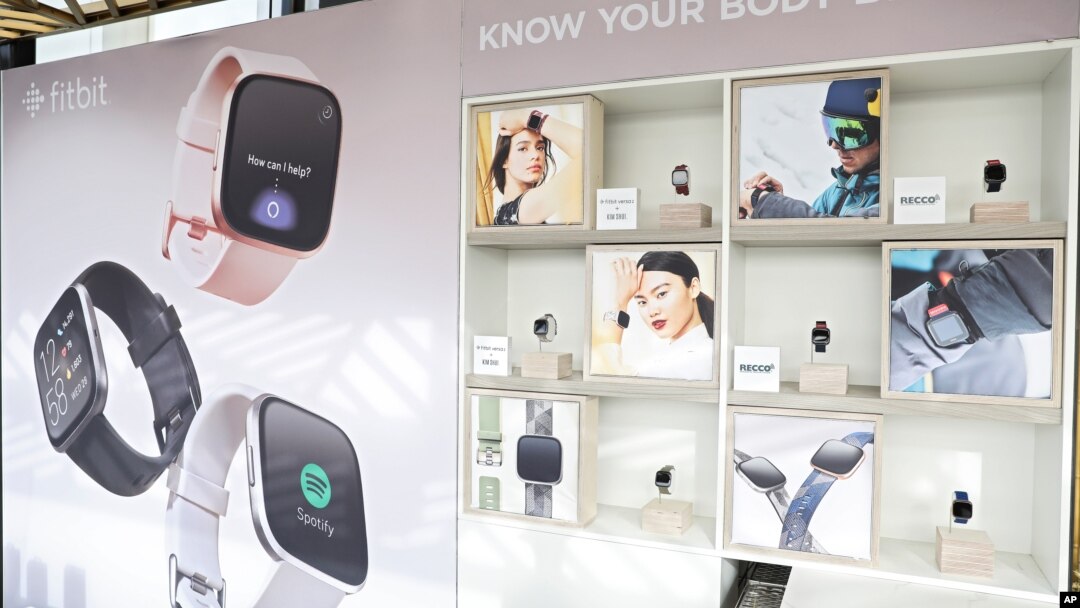 Beberapa produk yang diproduksi oleh Fitbit (foto: ilustrasi). 