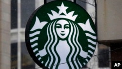 Logo Starbucks di salah satu gerainya (foto: ilustrasi). 