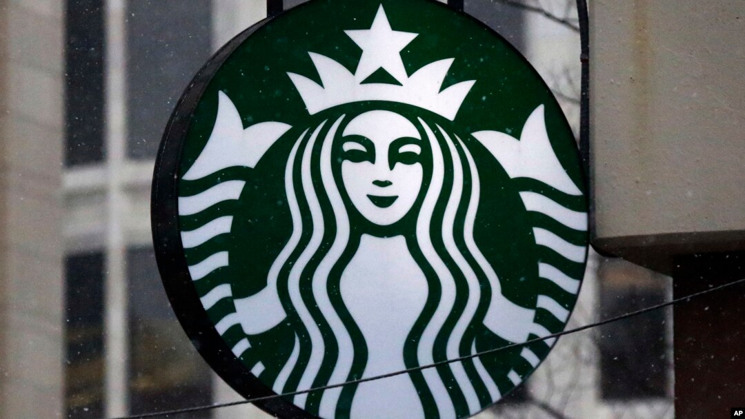 ARSIP – Foto yang diambil hari Selasa, 14 Maret 2017 menunjukkan logo Starbucks di kios waralabanya di pusat kota Pittsburgh (foto: AP Photo/Gene J. Puskar, Arsip)