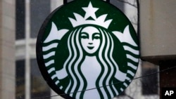 ARSIP – Foto yang diambil hari Selasa, 14 Maret 2017 menunjukkan logo Starbucks di kios waralabanya di pusat kota Pittsburgh (foto: AP Photo/Gene J. Puskar, Arsip)