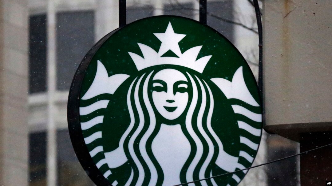 Logo Starbucks terlihat di sebuah toko di pusat kota Pittsburgh, Pennsylvania, 14 Maret 2017. (Foto: AP)
