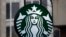 Logo Starbucks terlihat di sebuah toko di pusat kota Pittsburgh, Pennsylvania, 14 Maret 2017. (Foto: AP)