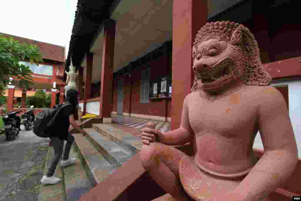 The sculpture of Hanuman, one among of other sculptures in compound of Royal University of Fine Arts on August 27, 2015. (Pang Chamnan/VOA Khmer)