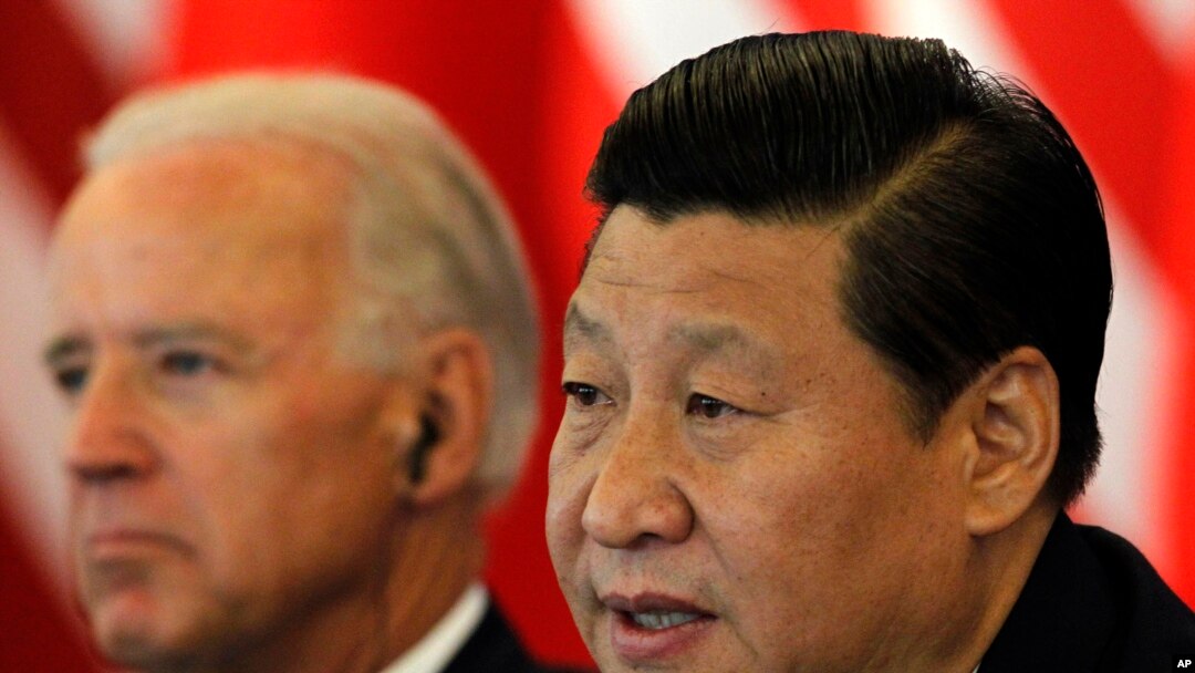 資料照：時任中國國家副主席習近平在北京接待到訪的時任美國副總統拜登。 (2011年8月19日)