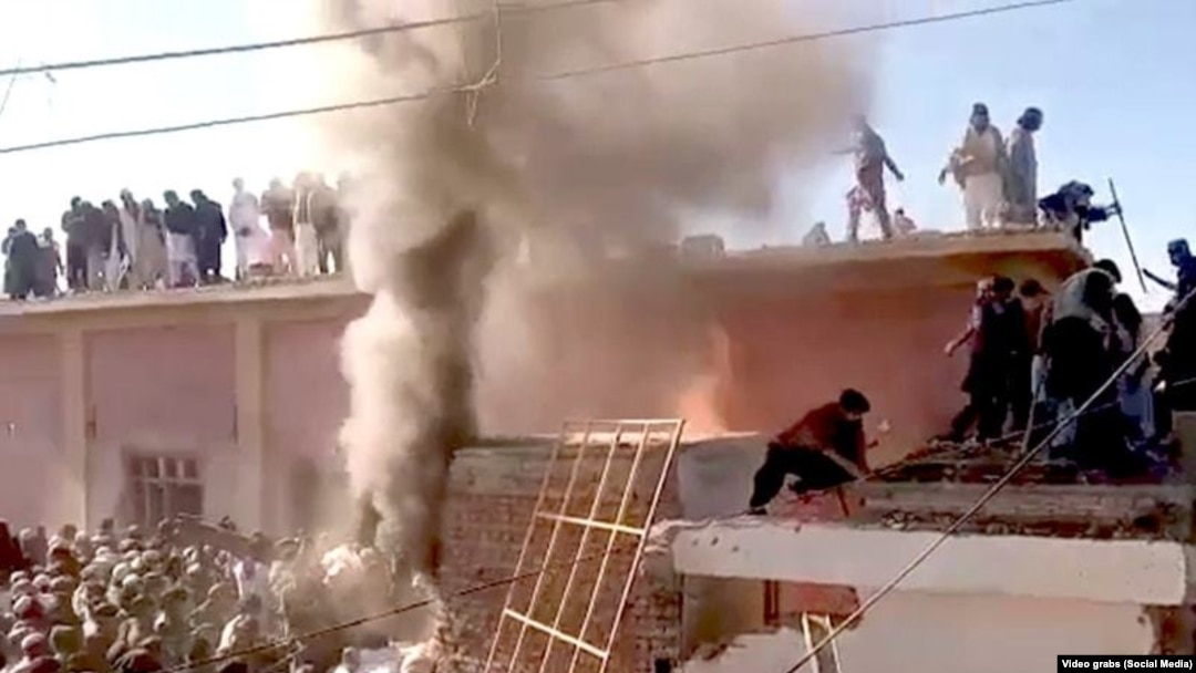 Kuil Hindu dibakar di Karak Khyber Pakhtunkhwa. (Foto: Video Grab/Social Media)