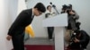 Lãnh đạo Đảng Quyền lực Quốc dân cầm quyền của Hàn Quốc Han Dong-hoon cúi đầu xin lỗi trong cuộc họp báo tại trụ sở đảng ở Seoul, Hàn Quốc, ngày 11/4/2024.