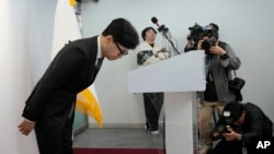 韩国执政党国民力量党的领导人韩东勋2024年4月11日在记者会上鞠躬。 （美联社） 