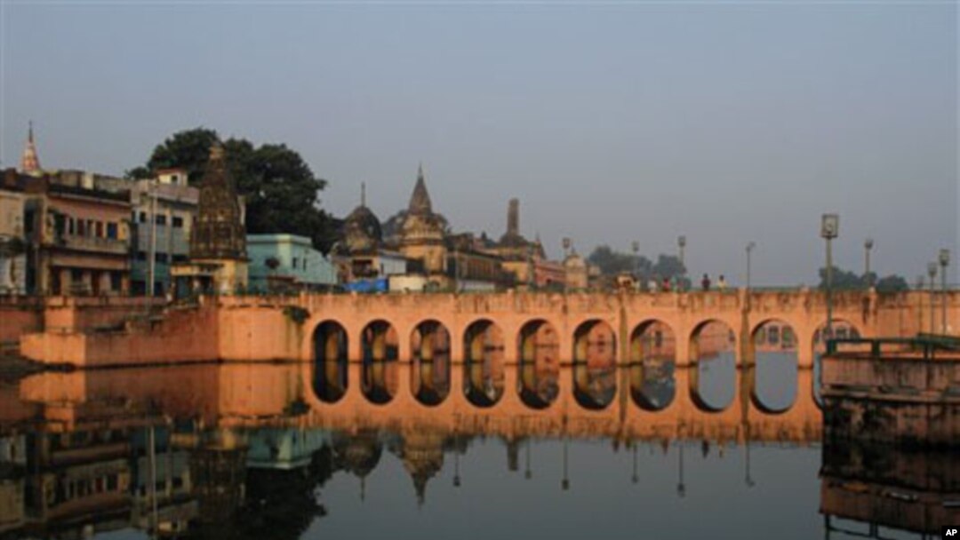 People stand on a bridge in Ayodhya, India, 02 Oct 2010