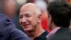 Foto de archivo. Jeff Bezos, fundador de Amazon, conversa antes del inicio de un partido de la NFL, el 15 de septiembre de 2022, en Kansas City, Missouri. (AP Foto/Charlie Riedel) 