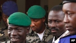 Le capitaine Amadou Haya Sanogo, à gauche, Bamako, avril 2012.