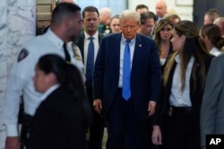 Mantan Presiden Donald Trump keluar dari ruang sidang usai memberikan kesaksian di Mahkamah Agung New York, Senin, 6 November 2023, di New York. (Foto: AP)