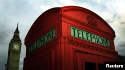 Bilik telepon umum berwarna merah khas Inggris di London.