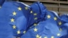 Bendera Uni Eropa terpampang di luar markas organisasi tersebut di Brussel, Belgia, pada 5 Mei 2021. (Foto: Reuters/Yves Herman)