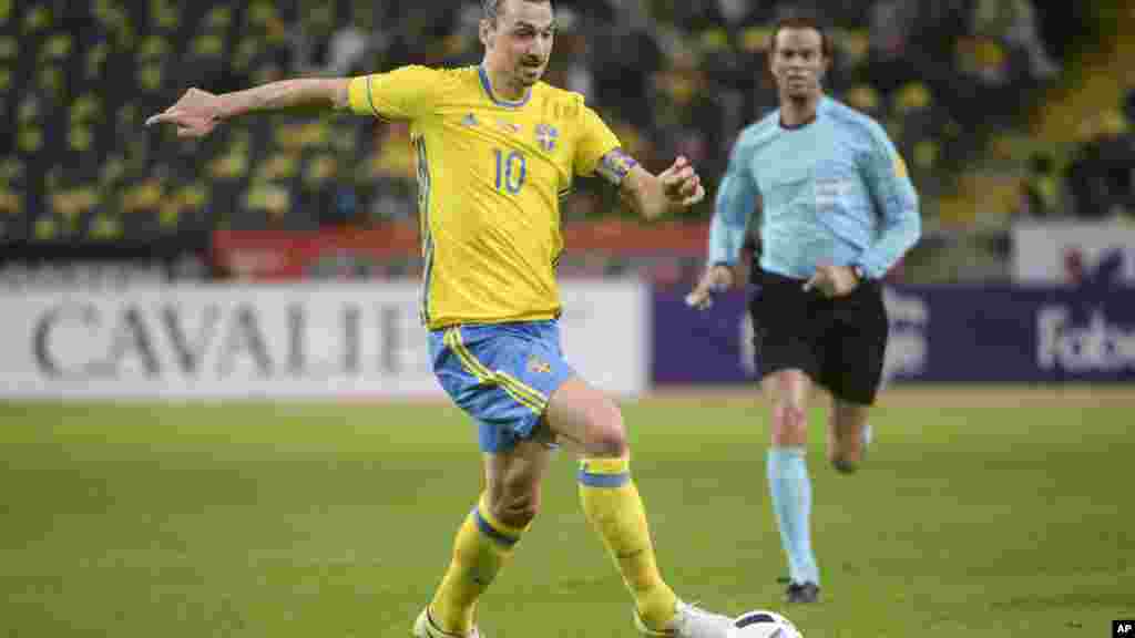 Zlatan Ibrahimovic de la Suède contrôle le ballon lors, d'un match de foot entre la Suède et la République Tchèque, le 29 mars 2016.