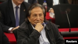 El expresidente peruano Alejandro Toledo comparece ante un tribunal para recibir sentencia durante su juicio por cargos de corrupción relacionados con la empresa brasileña Odebrecht, en Lima, Perú, el 21 de octubre de 2024