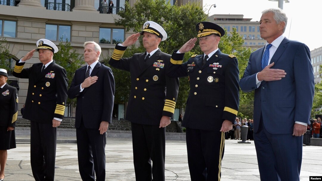 Najviši zvaničnici Pentagona na ceremoniji polaganja venca u spomen žrtvama napada u sedištu Komande pomorskih sistema američke mornarice. 
