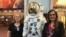 La ingeniera Sandra Cauffman, derecha, junto a su madre María Jerónima Rojas, izquierda, en la sede de la NASA en Washington, DC. 