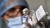 Un agent de la santé tient un flacon de vaccin russe Spoutnik V contre la maladie COVID-19 dans une clinique de la ville de Blida, à environ 45 kilomètres au sud-ouest de la capitale algérienne, le 30 janvier 2021. 