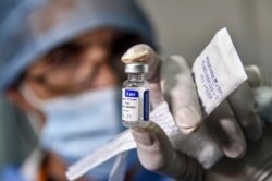 Seorang nakes di sebuah klinik di kota Blida, sekitar 45 kilometer barat daya ibu kota Aljazair, memegang vial vaksin COVID-19 Sputnik V, 30 Januari 2021,