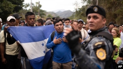 Caravana de migrantes hondure os choca con escollos en Guatemala