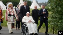 Le Pape François part après avoir prié dans un cimetière d'un ancien pensionnat, à Maskwacis, près d'Edmonton, au Canada, lundi 25 juillet 2022.