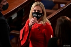 Marjorie Taylor Greene, una republicana de Georgia, llevaba una mascarilla con el lema "Trump ganó" cuando llegó para prestar juramento como miembro recién elegido de la Cámara de Representantes, el 3 de enero de 2021.