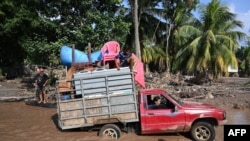 Para pekerja perkebunan pisang mengevakuasi El Progreso, di Honduras, Sabtu, 14 November 2020.