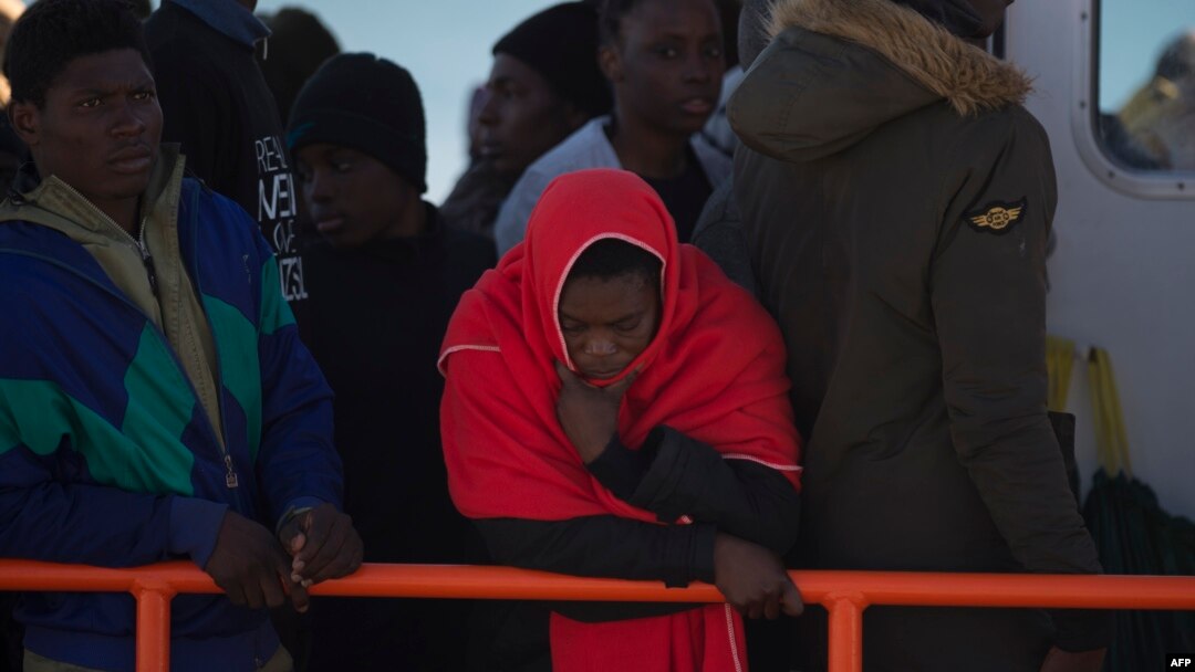 Para migran antre menaiki kapal garda pantai Spanyol saat tiba di pelabuhan Malaga, 10 Desember 2018, setelah perahu karet bermuatan 118 migran diselamatkan garda pantai Spanyol di lepas pantai Spanyol.
