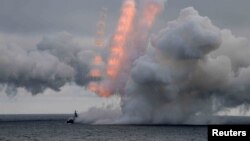 Kapal Angkatan Laut Rusia terlihat selama latihan bersama armada Laut Utara dan Laut Hitam, yang dihadiri oleh Presiden Rusia Vladimir Putin, di Laut Hitam, di lepas pantai Krimea, 9 Januari 2020, sebagai ilustrasi. (Foto: via Reuters)