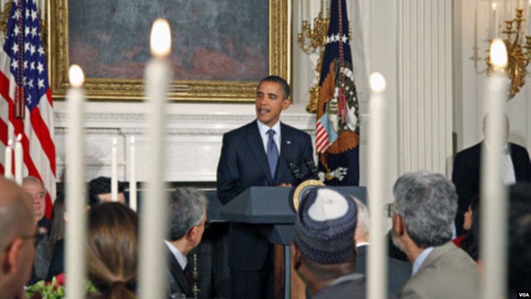 Presiden AS Barack Obama saat memberikan sambutan pada acara buka puasa bersama (Iftar) di Gedung Putih pada tahun 2010 (foto:dok) 