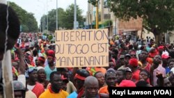 Des centaines de manifestants sont dans les rues de Lomé, au Togo, le 4 octobre 2017. (VOA/Kayi Lawson)