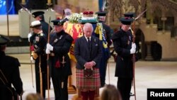 Raja Charles III dan sejumlah anggota keluarga kerajaan menggelar acara mengheningkan cipta untuk mengenang Ratu Elizabeth II di Katedral St Giles, Edinburgh, Skotlandia, pada 12 September 2022. (Foto: Pool via Reuters/Jane Barlow)